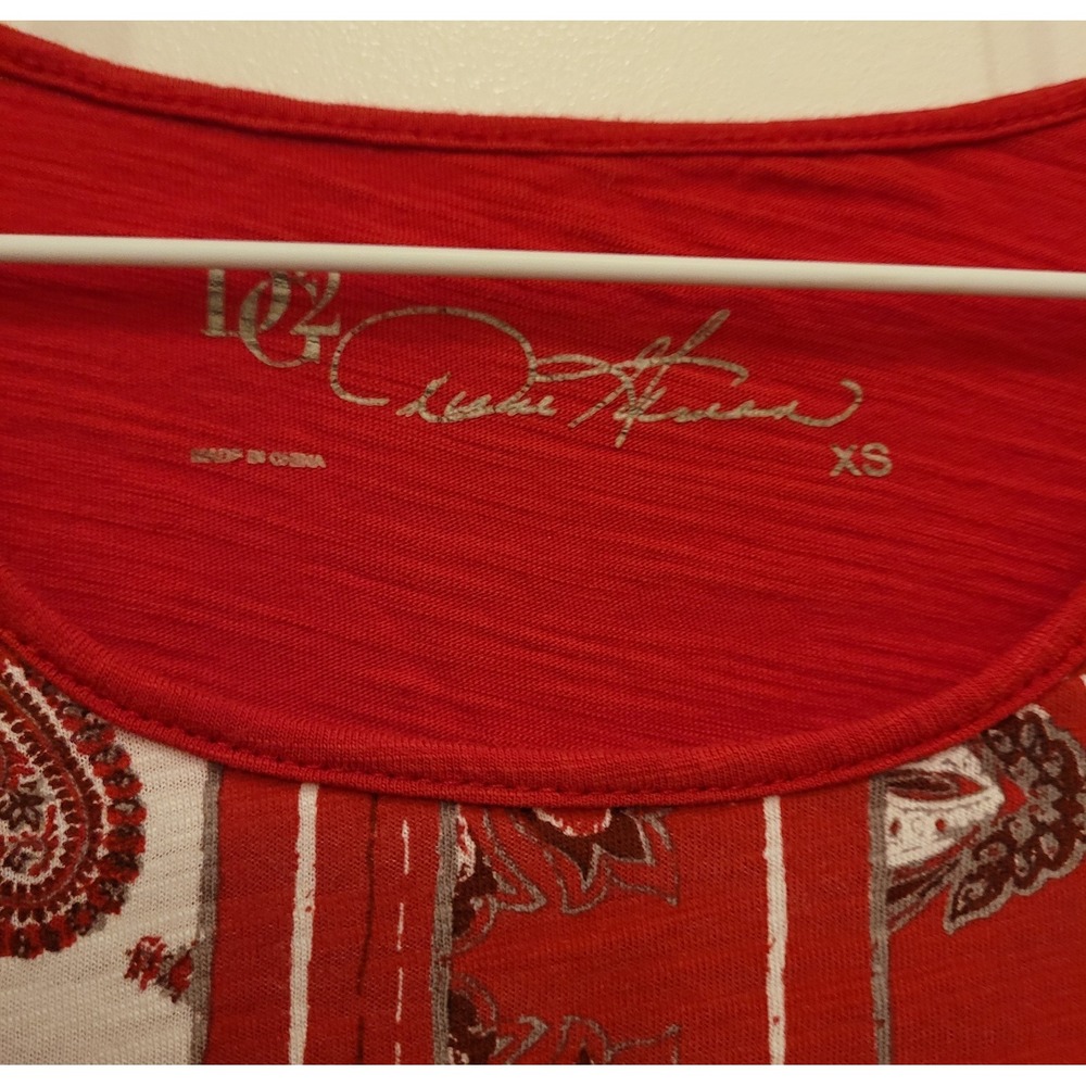 dg2 diane gilman xs Red Short Sleeve top Abstract Design. 60% Cotton 40% Modal - Picture 3 of 5